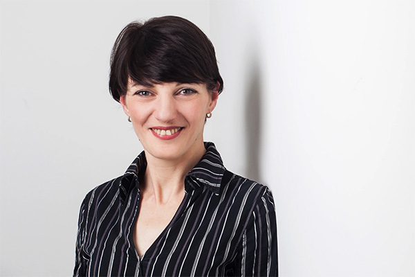 Arsenia Hartmann – Fachberaterin in der Duisburger Filiale von Foto Leistenschneider Arsenia Hartmann – Fachberaterin in der Foto Leistenschneider Filiale Duisburg. Kompetente Beratung für Kameras, Objektive und Zubehör.