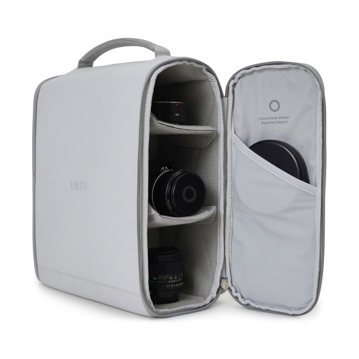 Urth Norite Camera Insert (Aschgrau) - Innenansicht der geöffneten Kameratasche mit Kamera und Objektiven in den Fächern.