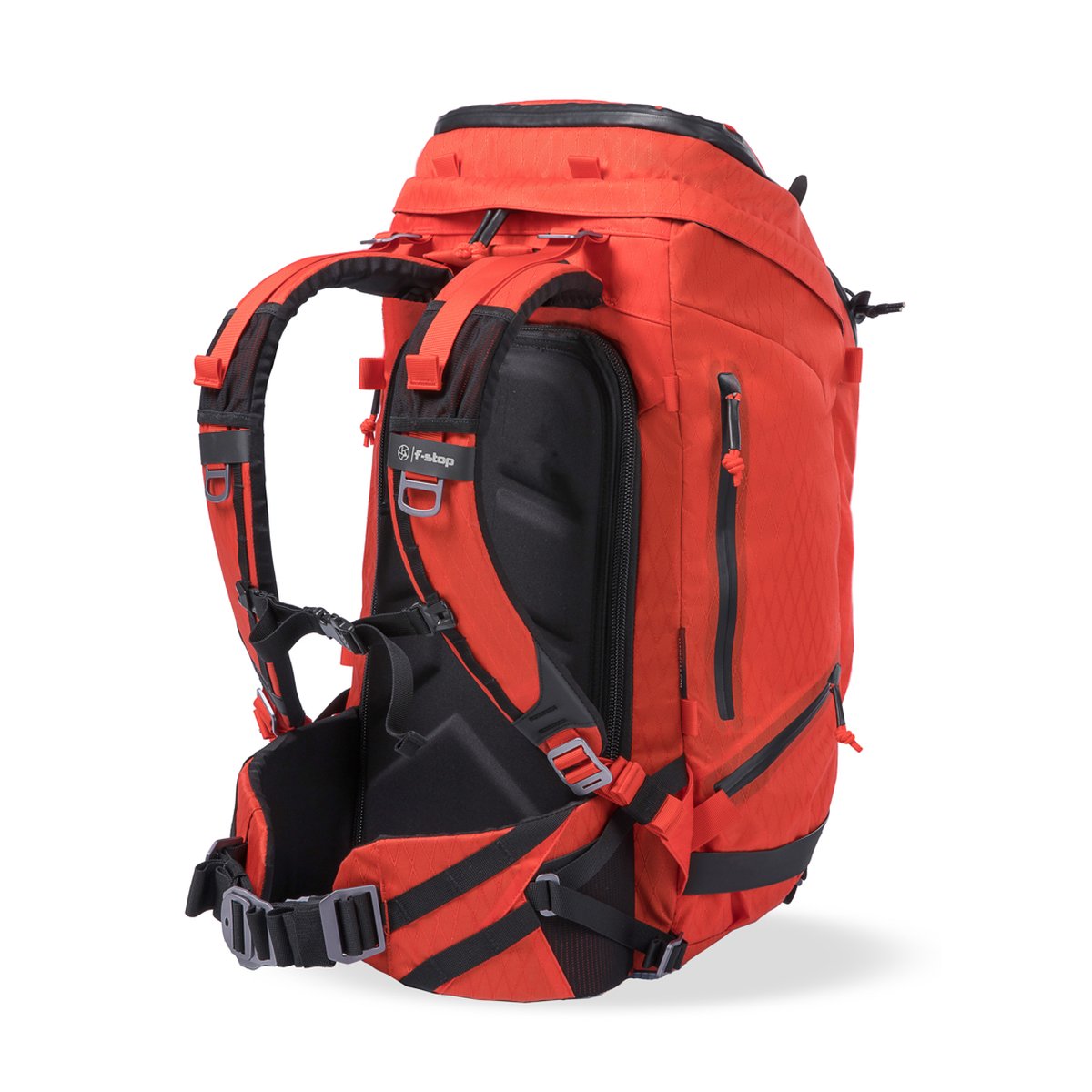 F-Stop DuraDiamond Tilopa - Magma - Roter Rucksack: Schrägansicht des Rückenteils mit Tragesystem F-Stop DuraDiamond Tilopa - Magma - Roter Rucksack: Schrägansicht des Rückenteils mit Tragesystem