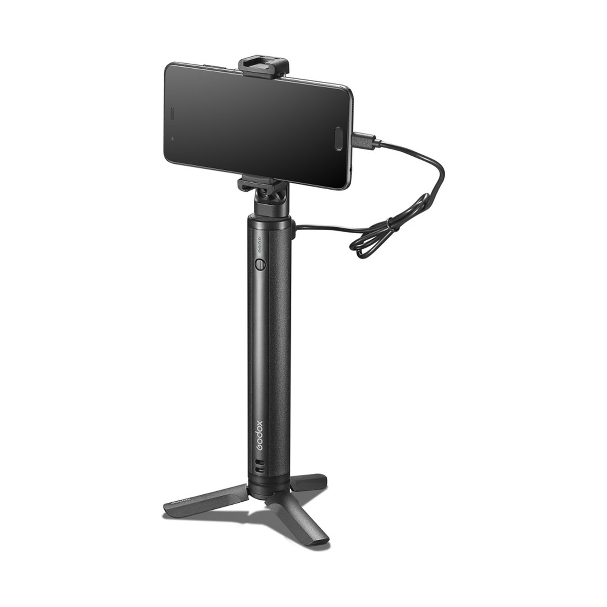 Godox 10000mAh Charging Grip BPC-01 - Anwendungsbeispiel: Schwarzes Godox Stativ mit eingespanntem Smartphone, per Kabel verbunden.