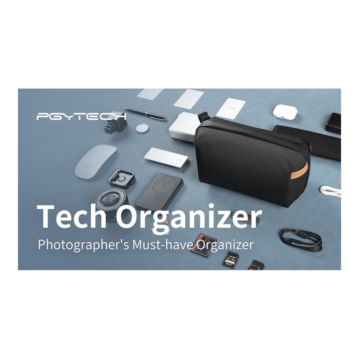PGYTECH Tech Pouch(Moss Green) - Produktszenario: Tech Organizer mit verschiedenen Elektronikartikeln wie Maus, Powerbank, Kabel und SD-Karten.