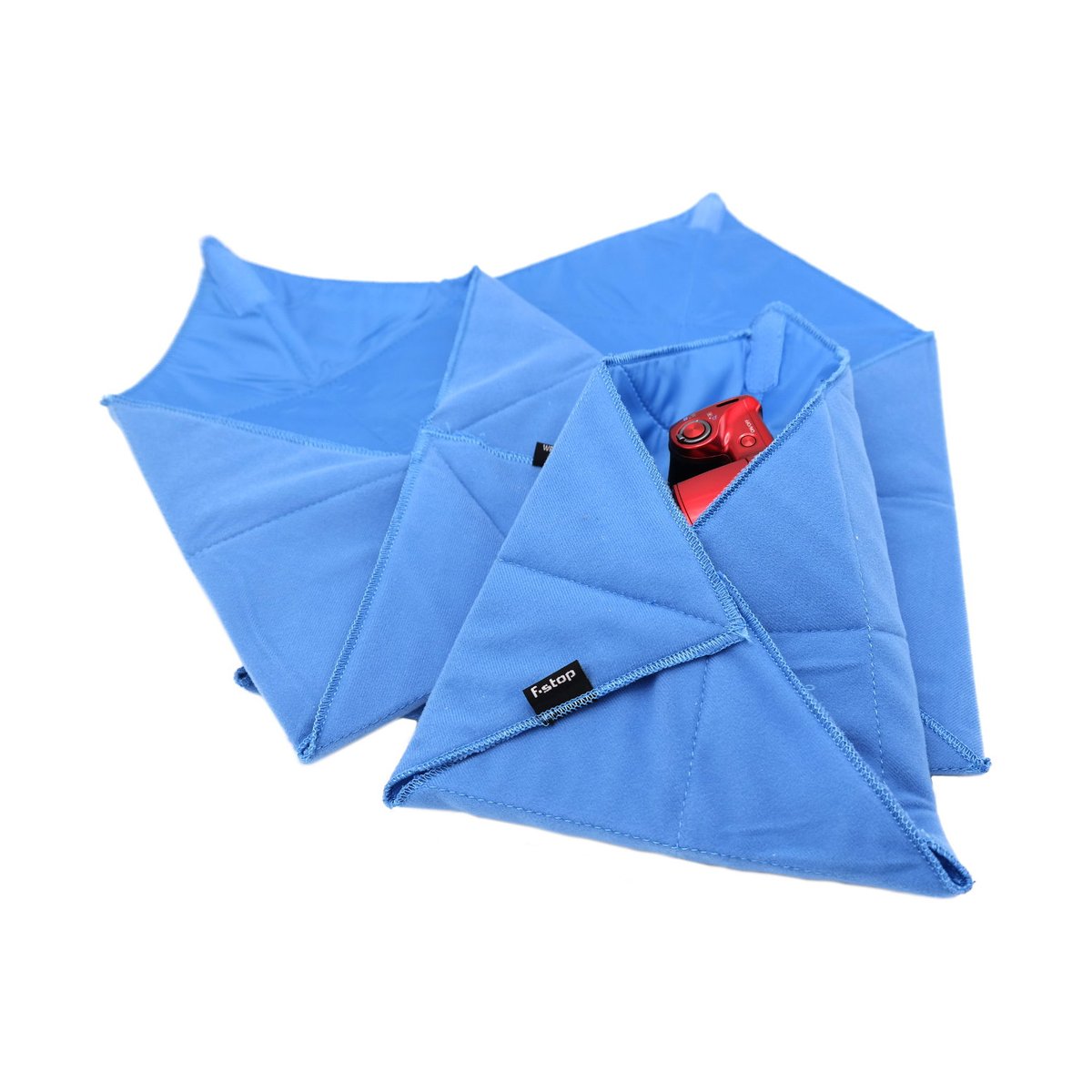 F-Stop Wrap Kit Malibu Blue - Anwendungsbeispiel: Blaue Schutzhüllen mit rotem Gerät.