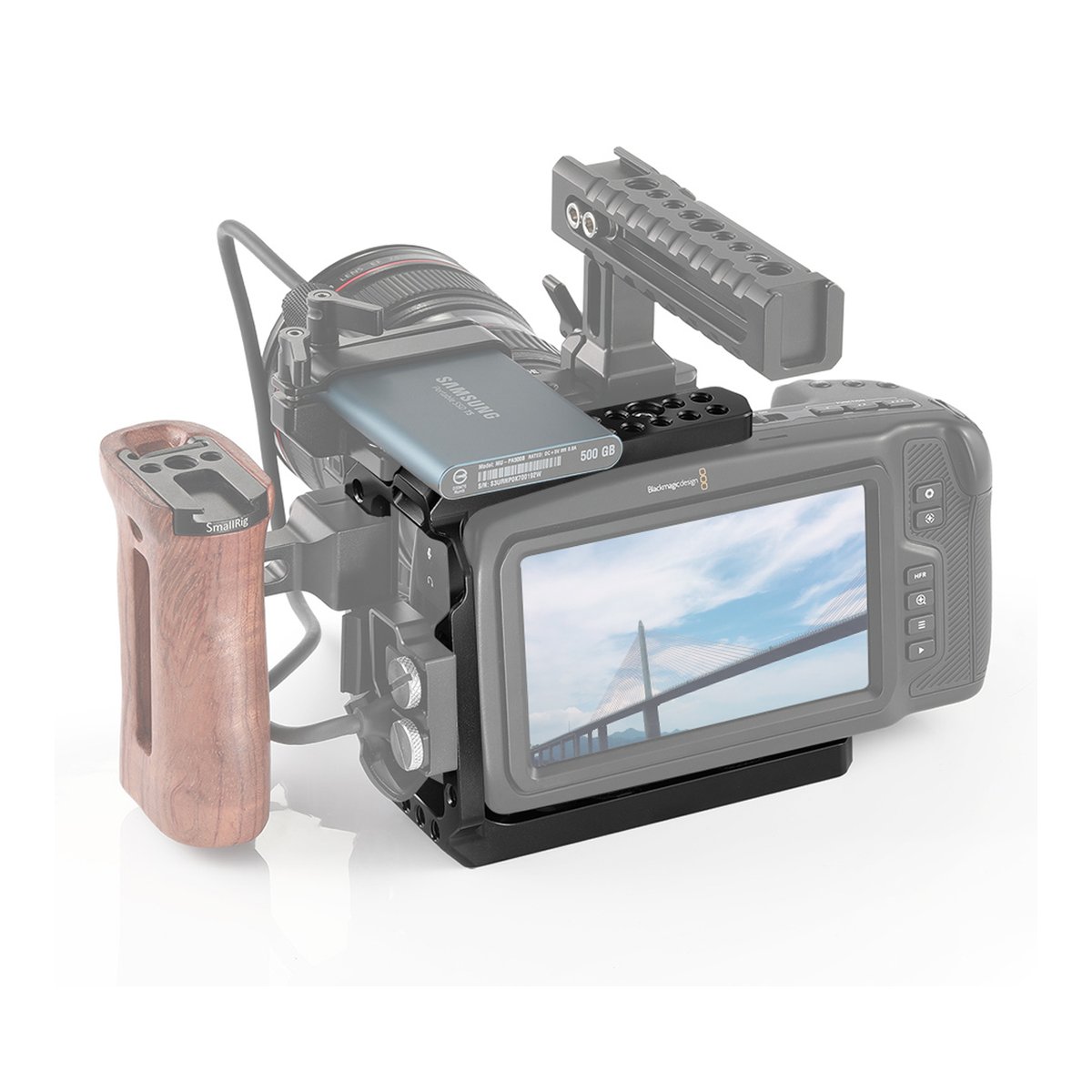 SmallRig 2254B Halbkäfig für BMPCC 4K/6K - Anwendungsbeispiel: Kamerakäfig mit Samsung SSD, Holzgriff und Top-Handle an einer Videokamera