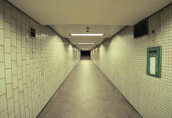 16mm Weitwinkel-Objektiv im Einsatz – Dramatische Perspektive und starke Tiefenwirkung Beispielfoto mit einem 16mm Weitwinkel-Objektiv – Tiefenwirkung und verzerrte Perspektive in einem langen, schmalen Tunnel.