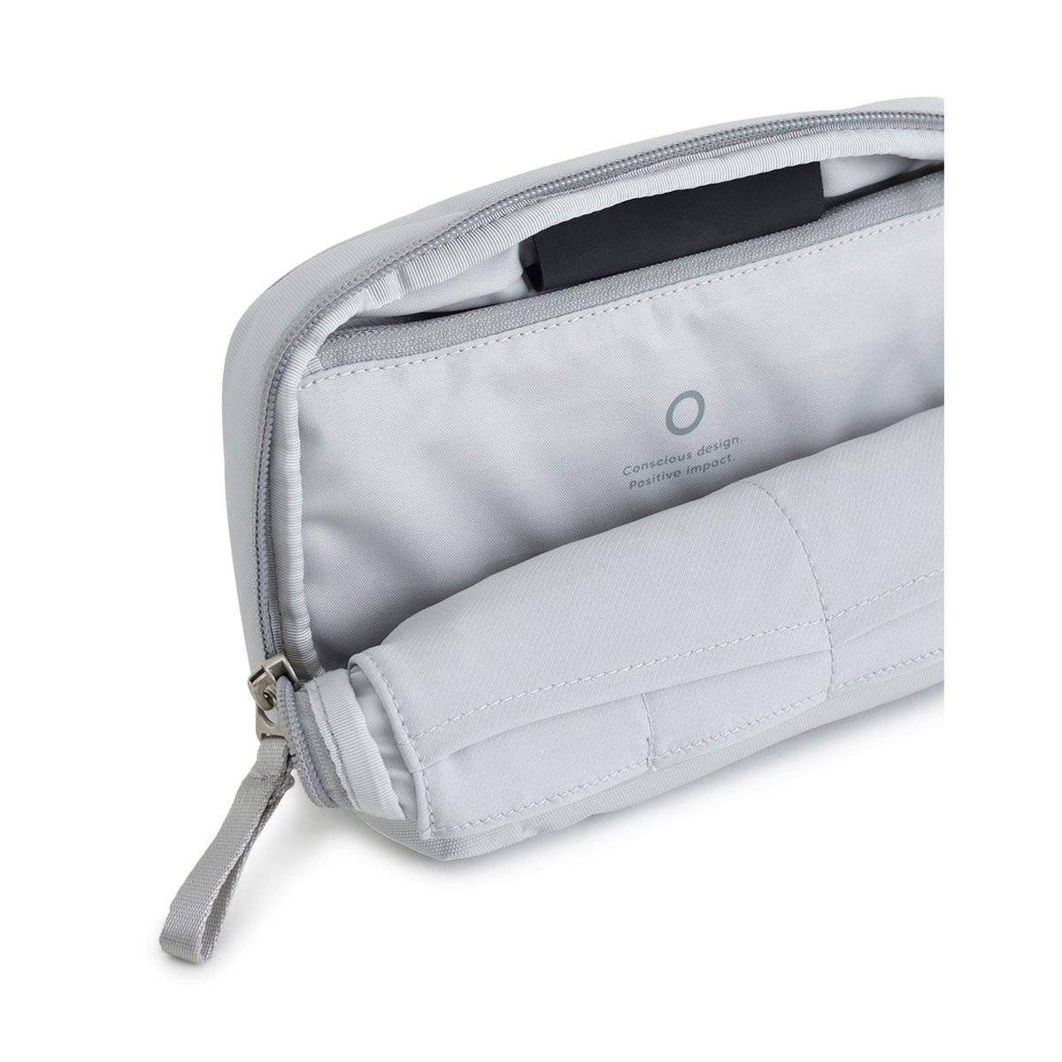 Urth Zeolite Tech Organiser(Aschgrau) - Innenansicht offener, hellgrauer Beutel mit Text 'Conscious design' und Logo. Urth Zeolite Tech Organiser(Aschgrau) - Innenansicht offener, hellgrauer Beutel mit Text 'Conscious design' und Logo.