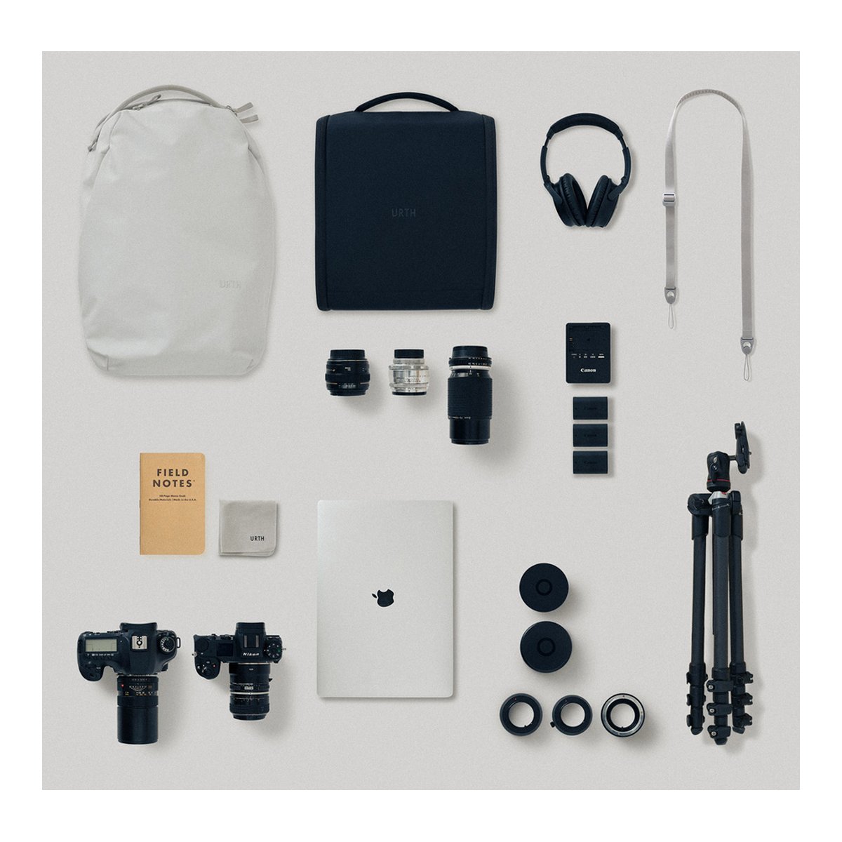 Urth Arkose 24L Rucksack (Aschgrau) - Übersicht von Rucksack, Taschen, Kameras, Objektiven, Laptop und weiterem Fotozubehör im Flat Lay.