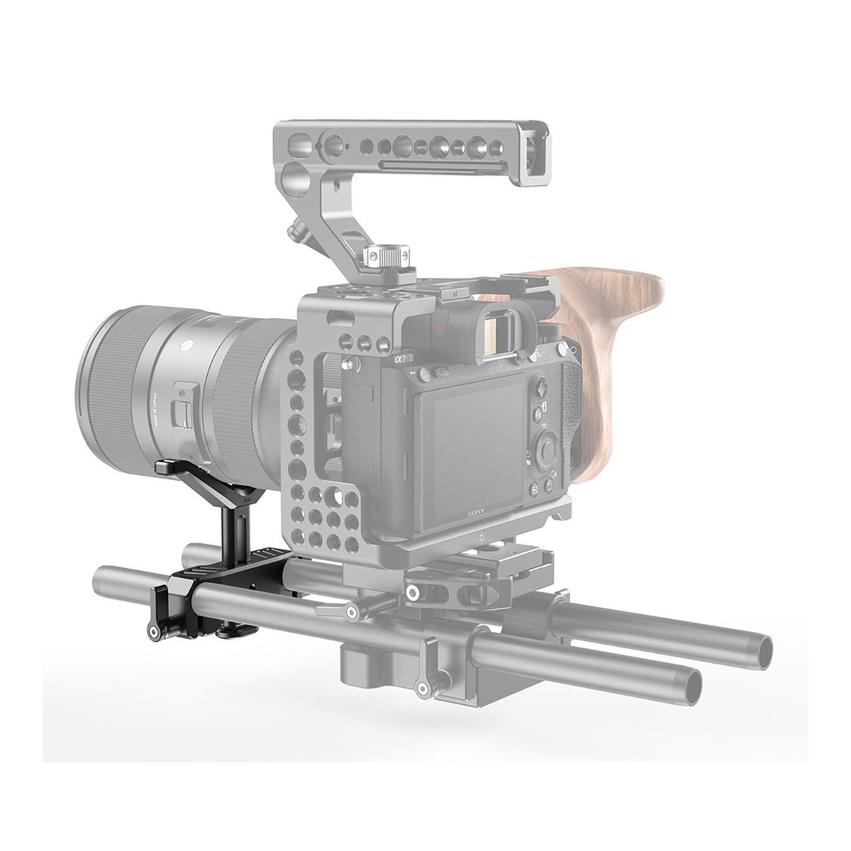 SmallRig BSL2680 LWS Universal Objektiv- Halterung 15 mm - Anwendungsbeispiel: Seitenansicht eines Kamera-Rigs mit montierter Kamera, Objektiv, Cage & Griffen.