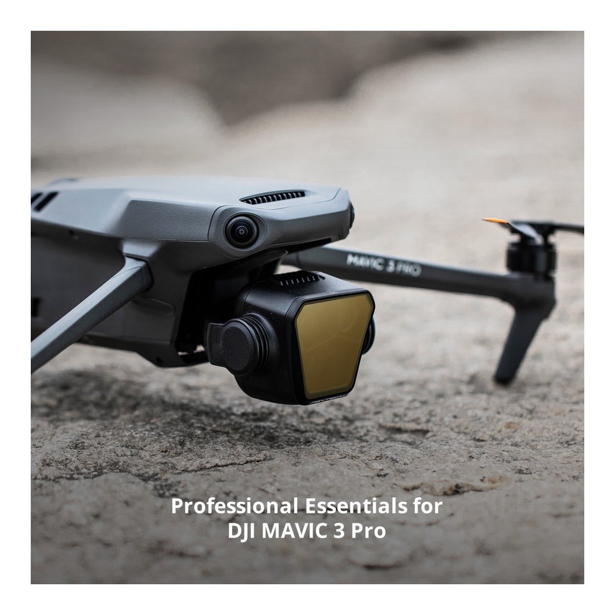 PGYTECH DJI Mavic 3 Pro UV Filter (Professional) - Anwendungsbeispiel: DJI Mavic 3 Pro Drohne mit installiertem Kamerafilter auf steinigem Boden.
