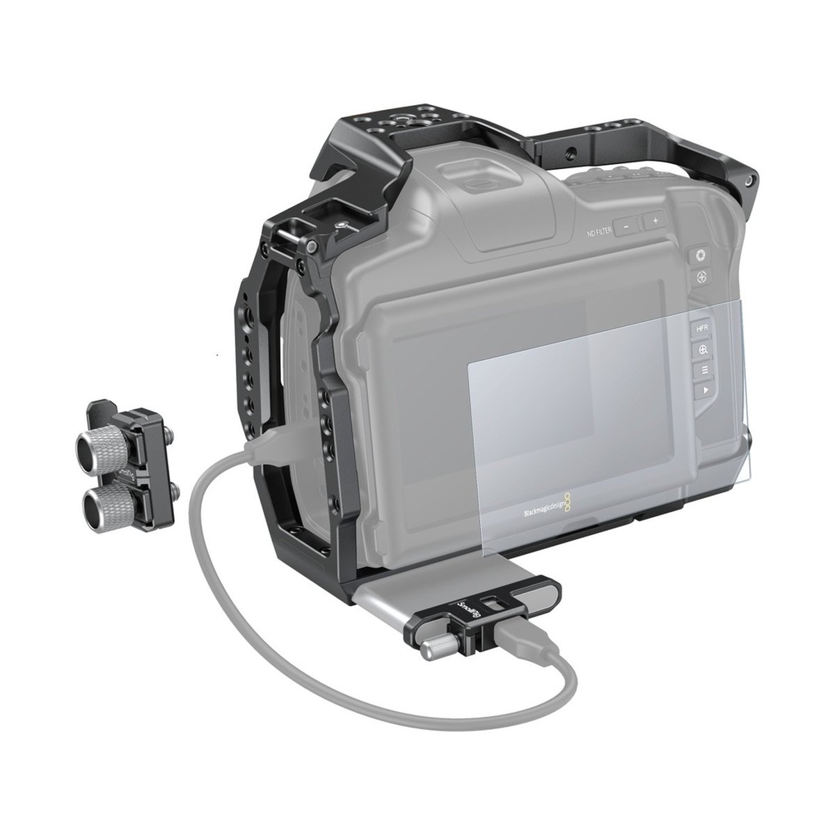 SmallRig 3298 Standard Accessory Kit für BMPCC 6K PRO - Anwendungsbeispiel: Blackmagic Filmkamera mit montiertem Kamerakäfig, externer SSD und Fernbedienung.