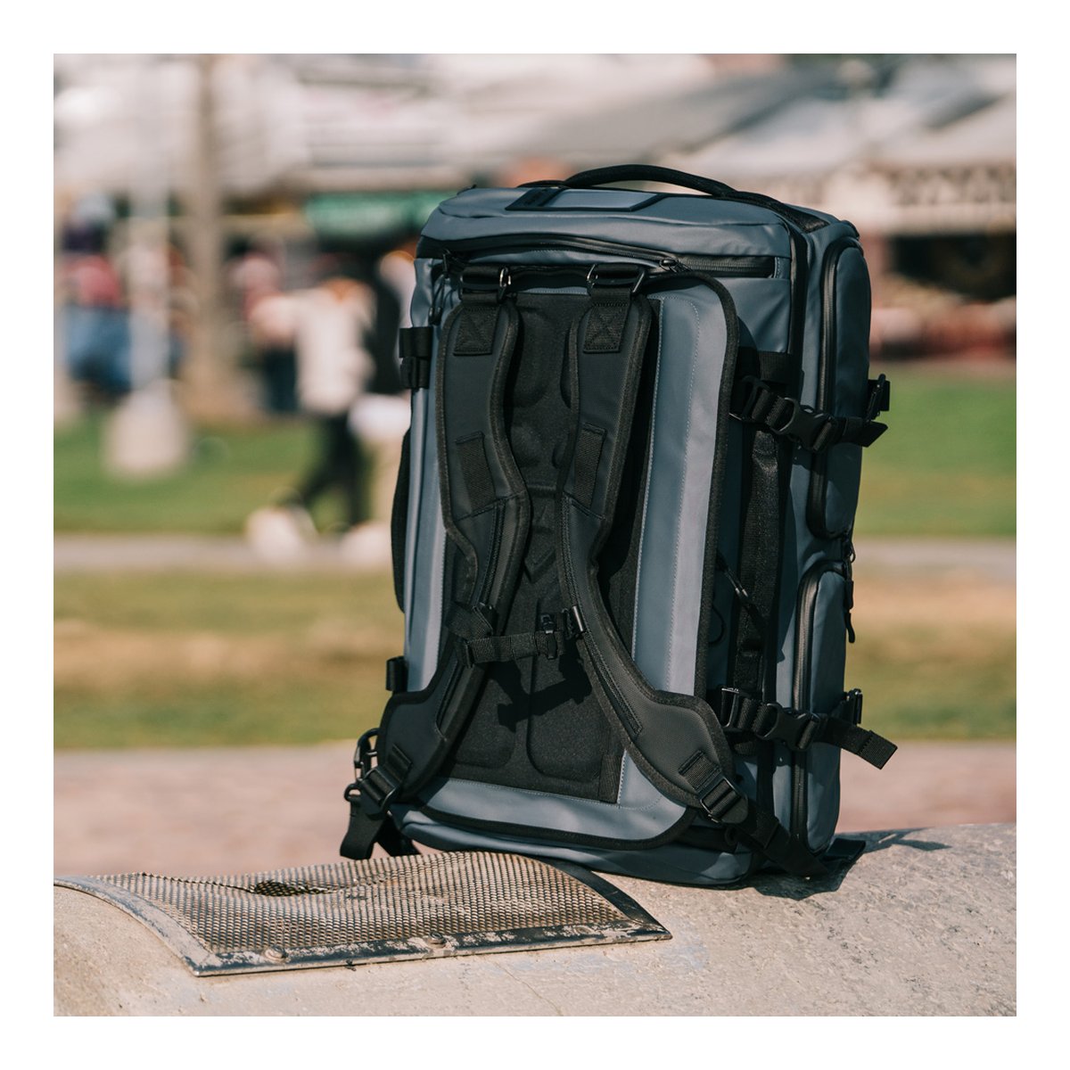 WANDRD HEXAD ACCESS DUFFEL Aegean Blue - Rückansicht: Grauer Rucksack mit Tragesystem und gepolstertem Rücken.