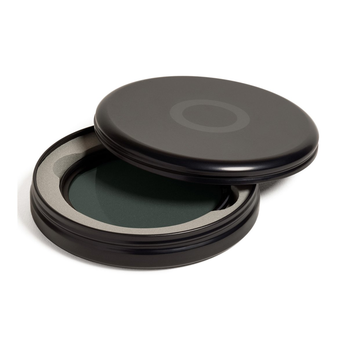 Urth 62mm Infrarot (R72) Objektivfilter (Plus+) - Detailansicht: Einzelne Linse in offenem schwarzem Rundetui mit Schaumstoffpolsterung.