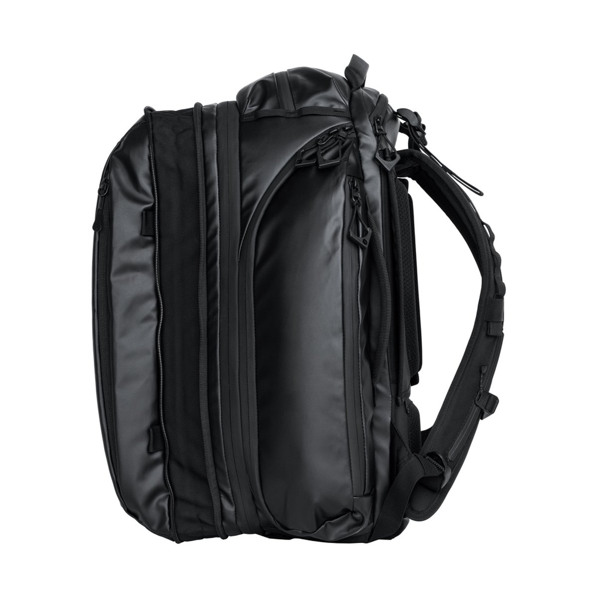 WANDRD Transit 45L Travel Backpack Black - Seitenansicht eines schwarzen, wasserabweisenden Rucksacks mit sichtbaren Reißverschlüssen und Tragesystem.