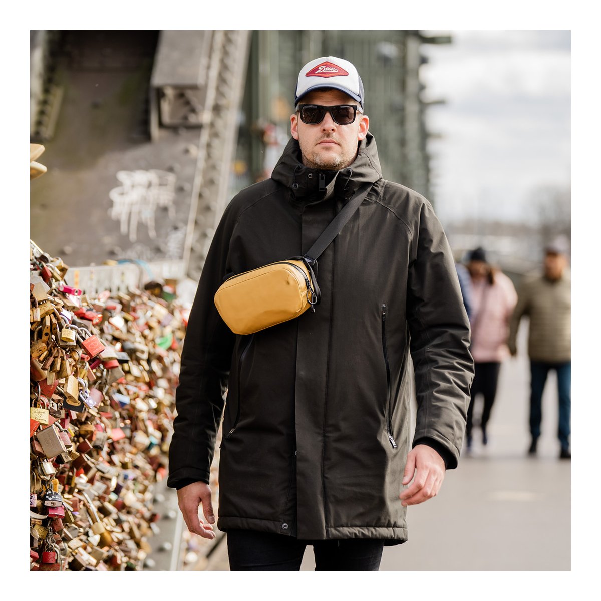 WANDRD D1 Fanny Pack Dallol Yellow V2 - Anwendungsbeispiel der gelben Umhängetasche, frontal von Mann getragen. WANDRD D1 Fanny Pack Dallol Yellow V2 - Anwendungsbeispiel der gelben Umhängetasche, frontal von Mann getragen.