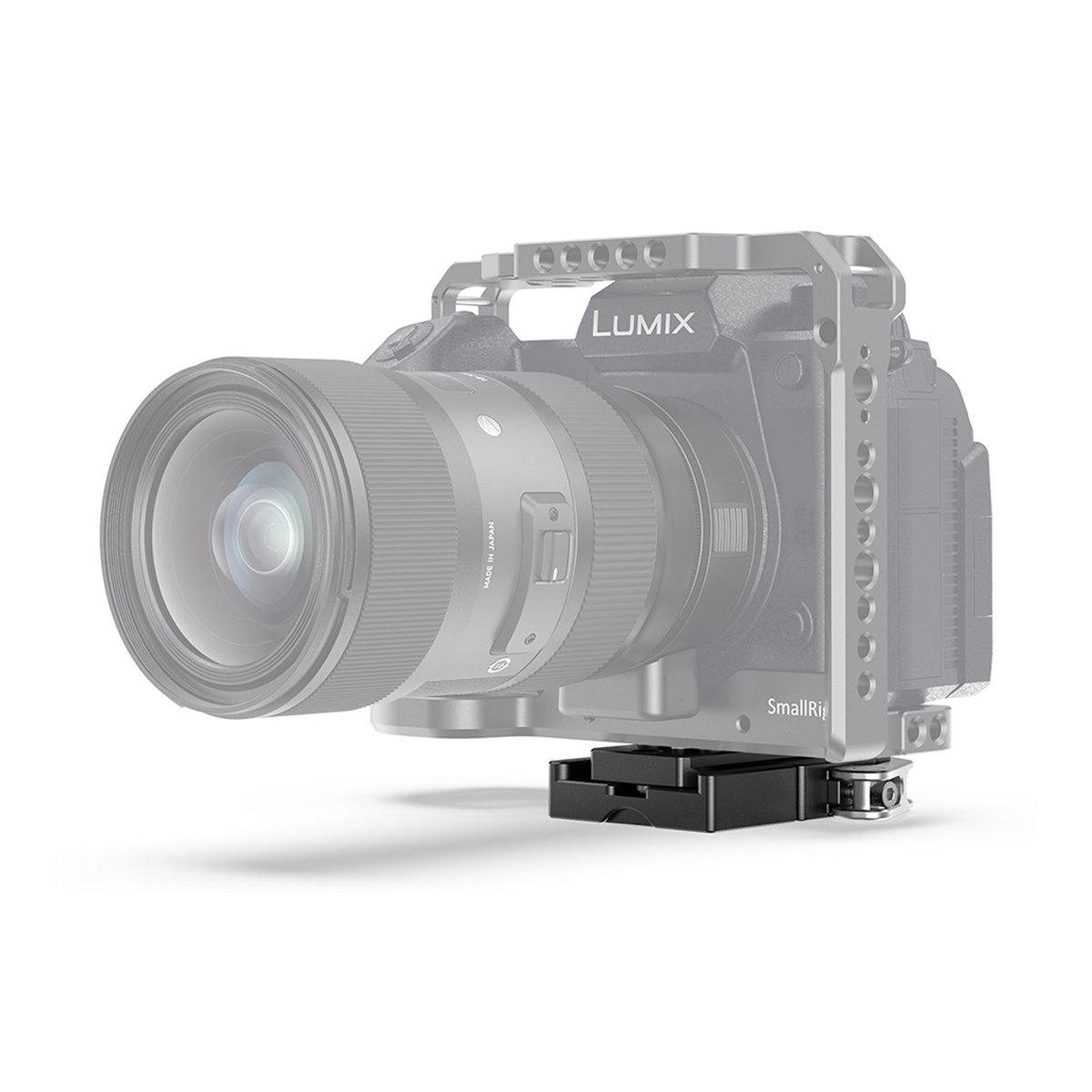 SmallRig 2144B Quick Release Clamp und Platte (Arca Kompatibel) - Anwendungsbeispiel: Quick-Release-Grundplatte unter Kamera mit Objektiv und Cage.