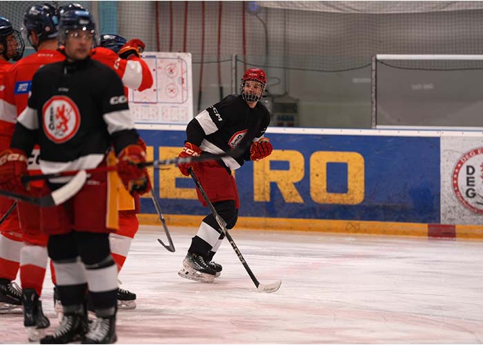 Eishockeyspieler in Aktion, festgehalten mit dem schnellen Autofokus der Sony A7 V.