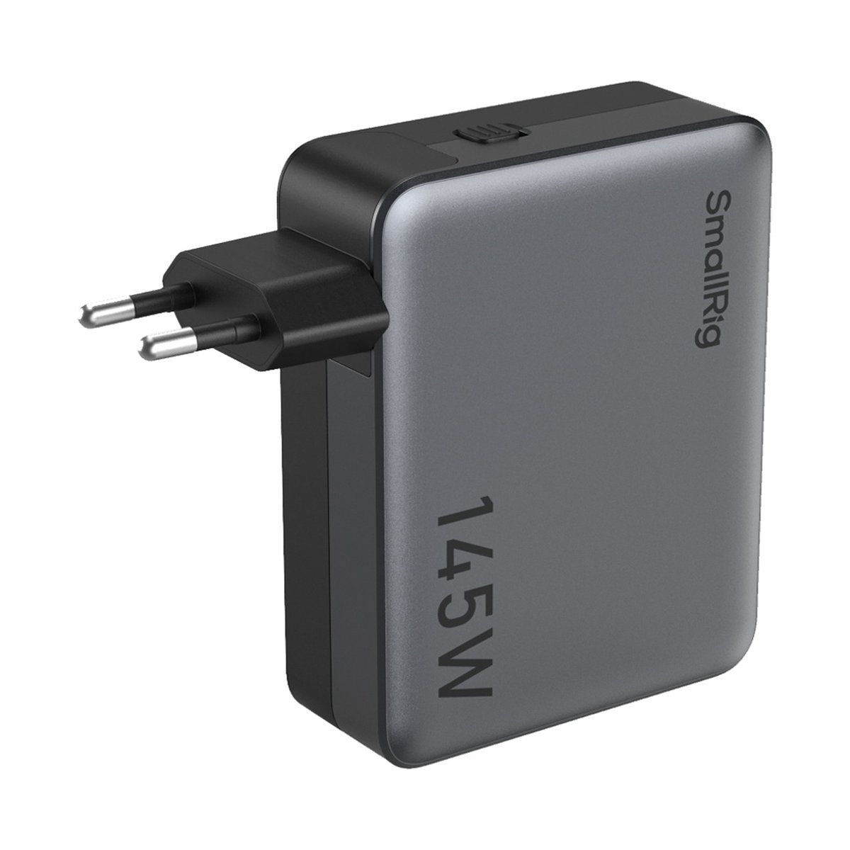 SmallRig 4748 Power Adapter 145W 4-Port PD (EU Standard) - Schräge Ansicht des grauen SmallRig 145W Ladegeräts mit ausgeklapptem Eurostecker.