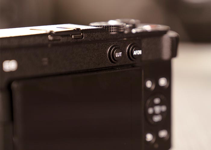 Panasonic S9 Gehäusedetail mit LUT-Taste und Bedienelementen