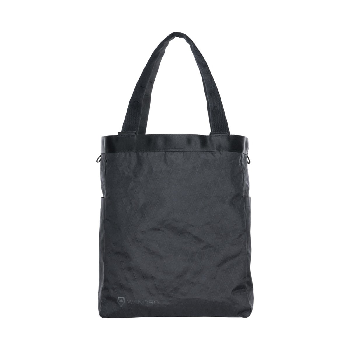 WANDRD Tote Backpack - Frontansicht: Schwarze Tote Bag mit Rautenmuster und WANDRD Logo. WANDRD Tote Backpack - Frontansicht: Schwarze Tote Bag mit Rautenmuster und WANDRD Logo.