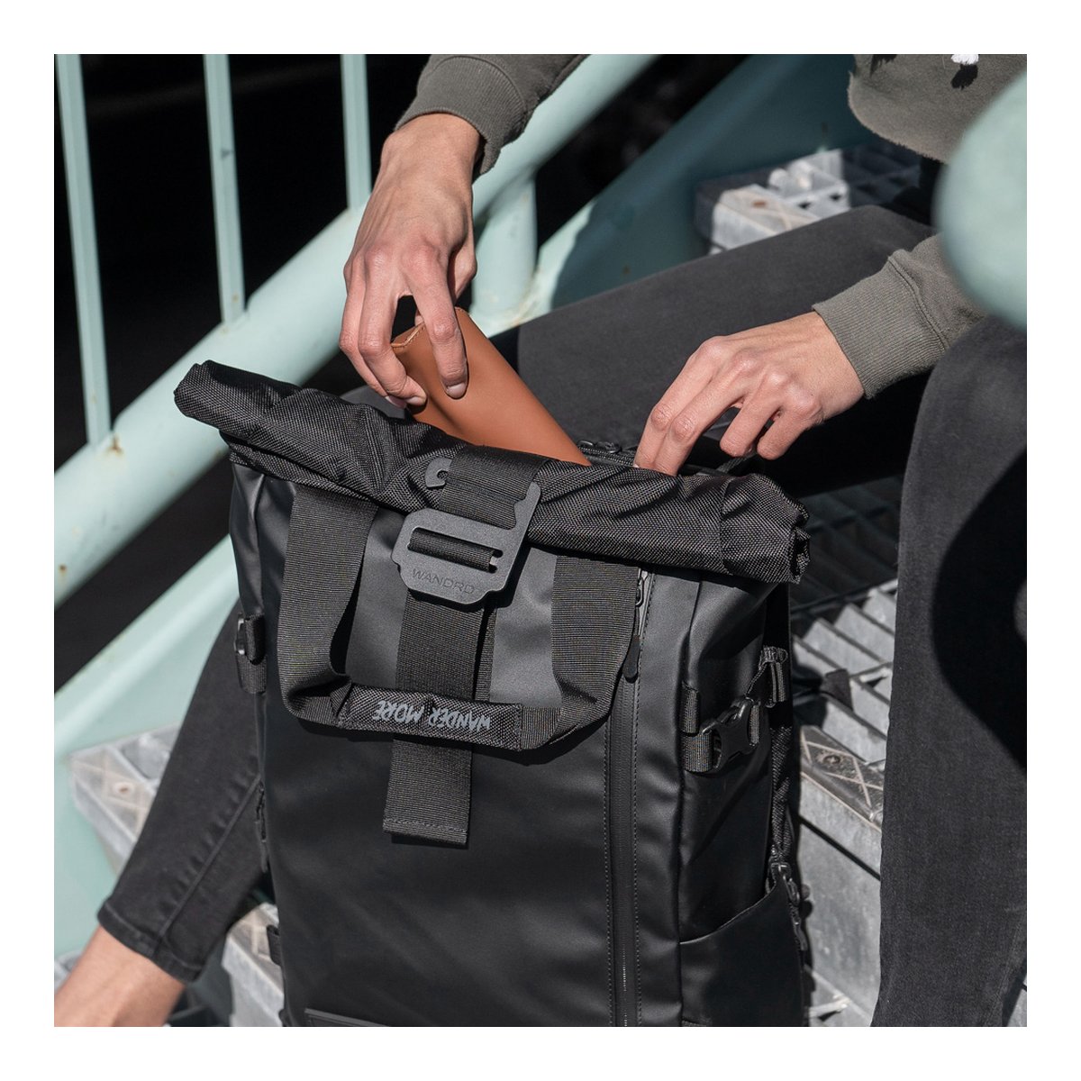 WANDRD PRVKE 21-Liter Black V3 - Nutzung des Hauptfachs des schwarzen Roll-Top-Rucksacks.