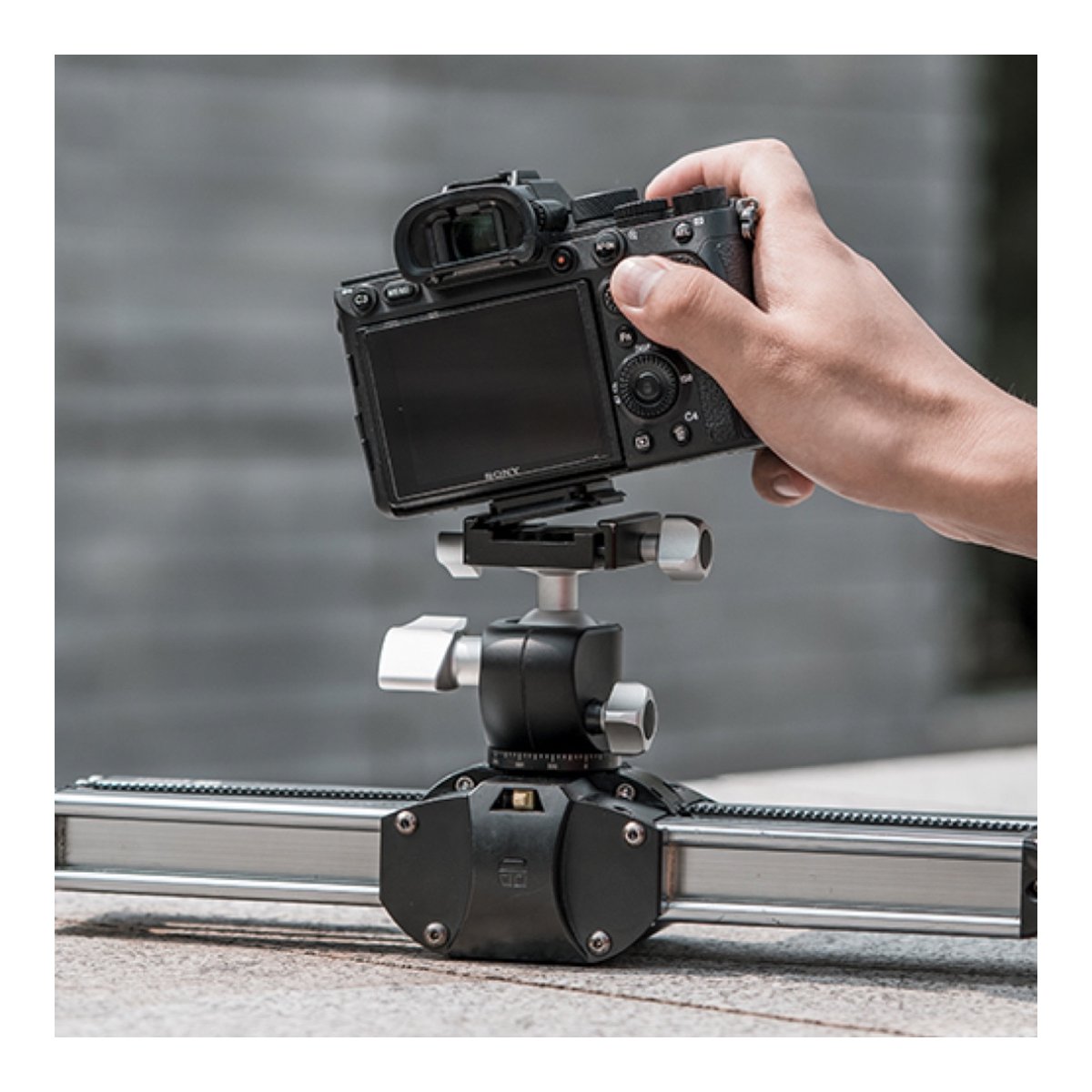 PGYTECH Beetle Camera Clip - Anwendungsbeispiel: Kamera auf Slider mit Kugelkopf, Hand fixiert Kamera.