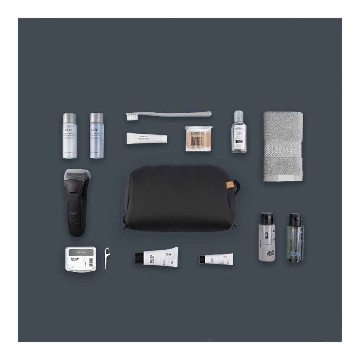 PGYTECH Wash Pouch(Twilight Black) - Lieferumfang: Kulturbeutel mit Rasierer, Zahnbürste, Handtuch und verschiedenen Pflegeprodukten.