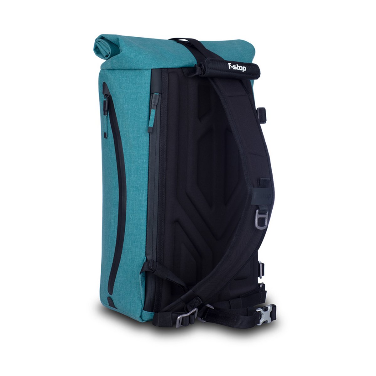 F-Stop DYOTA 11 North Sea (türkis) - Schräge Rückansicht des Rucksacks mit Schultergurten und Rollverschluss
