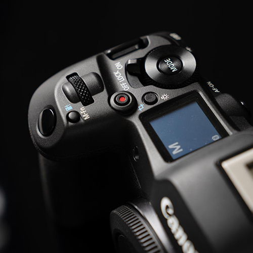 Canon EOS R5 Mark II Detailaufnahme Kameraoberseite mit Tasten und Display – Canon Vollformat Systemkamera für Profis kaufen