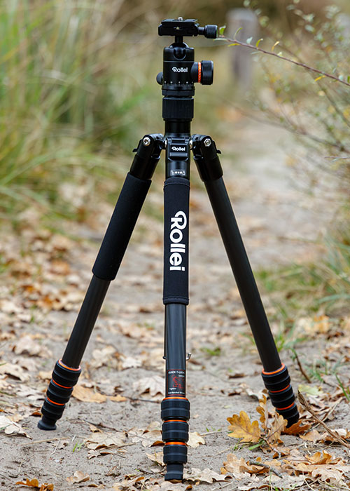 Rollei C5i und C6i Carbonstativ als Reisestativ: aufgebaut auf Waldweg für Foto und Video