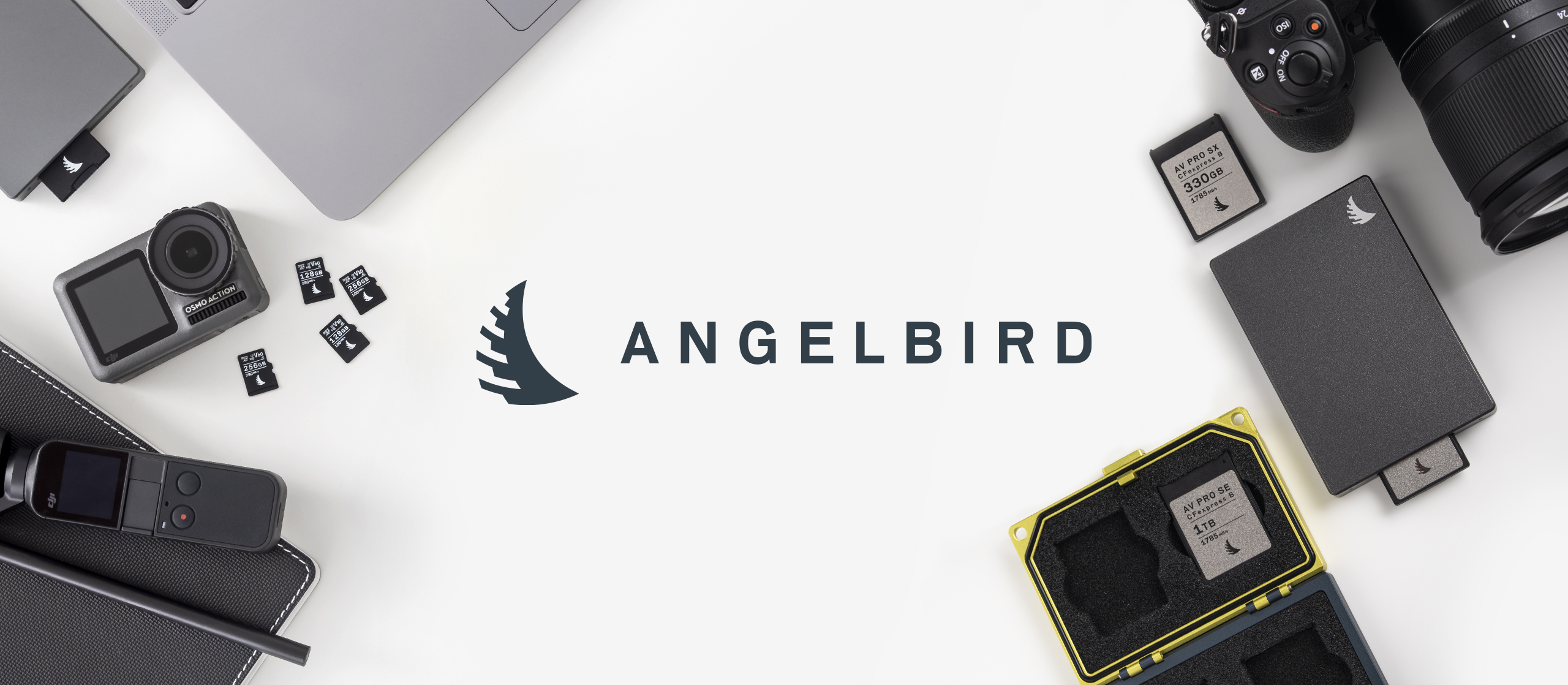 Unterschiedliche Angelbird Produkte wie der Media Tank, ein Lesegerät für Speicherkarten und unterschiedliche Angelbird Speicherkarten auf weißem Untergrund mit Angelbird-Logo in der Mitte