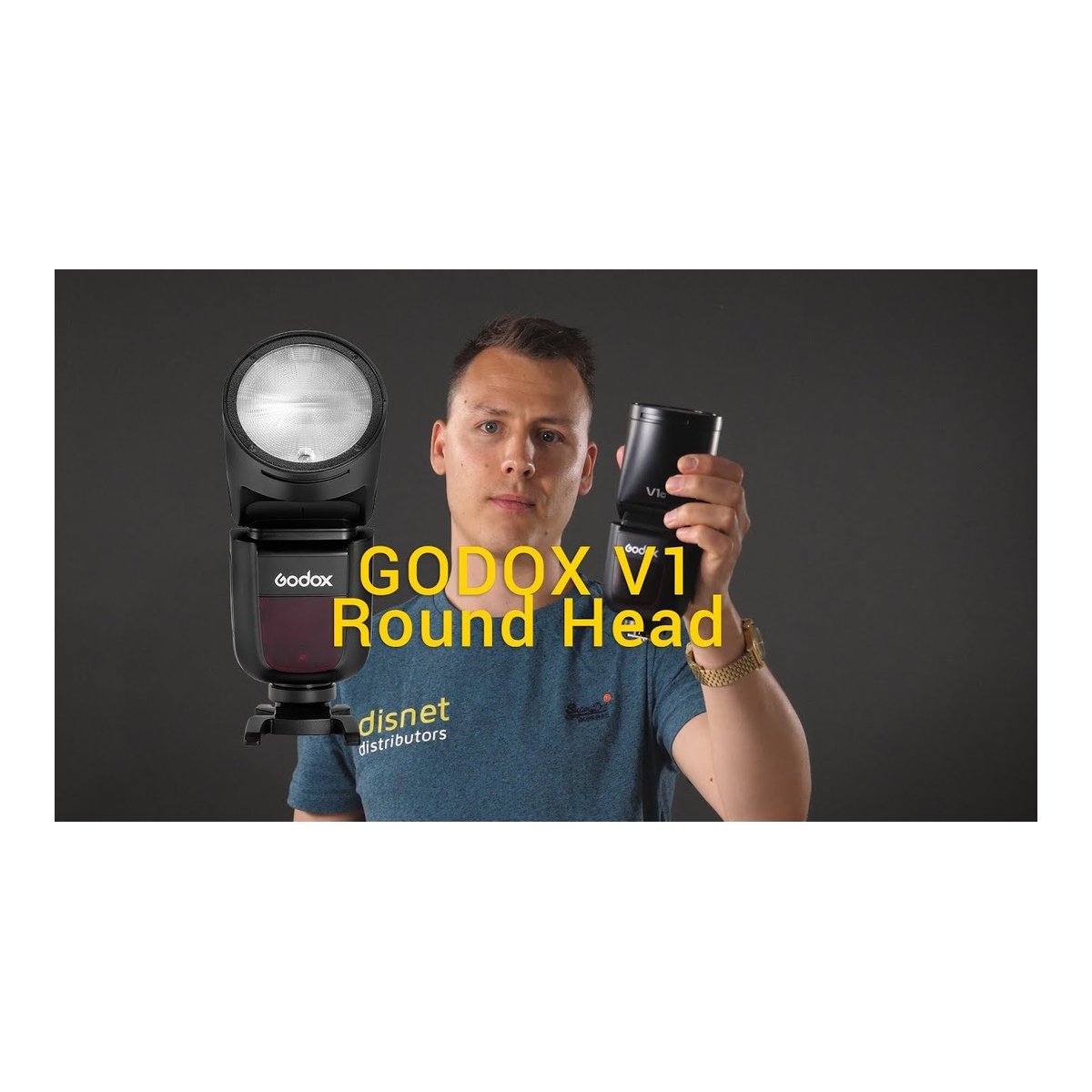 Godox Speedlite V1 Nikon - Anwendungsbeispiel: Mann präsentiert Godox V1 Blitz und separaten runden Blitzkopf.