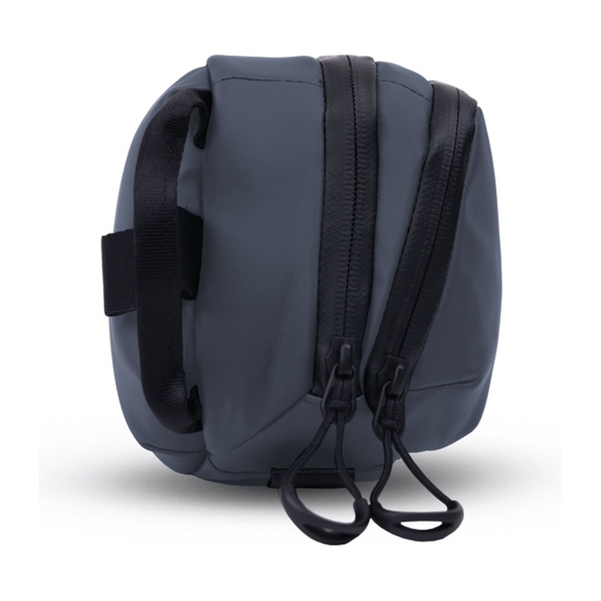 WANDRD Tech Bag Large Aegean Blue - Seitenansicht der Tasche mit zwei Reißverschlüssen und Tragegriff. WANDRD Tech Bag Large Aegean Blue - Seitenansicht der Tasche mit zwei Reißverschlüssen und Tragegriff.