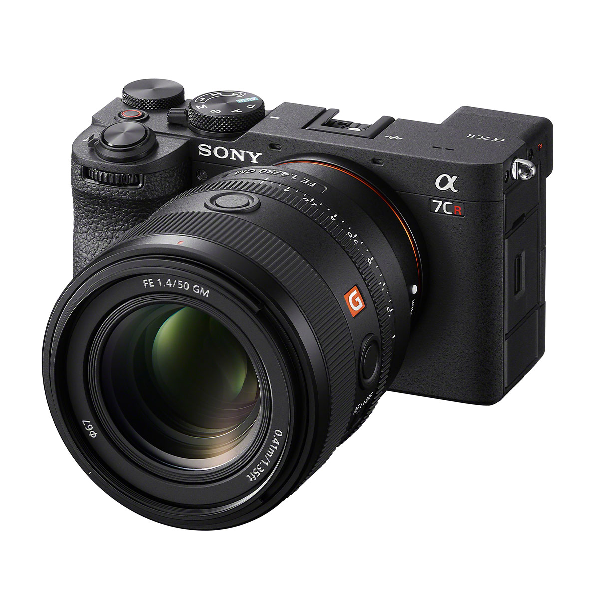 Sony Alpha 7C R in Schwarz mit einem Sony Objektiv seitlich von vorne fotografiert