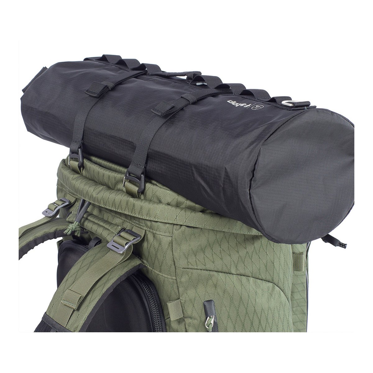 F-Stop - Gatekeeper Attachment Straps - Detailansicht Befestigung: Schwarze Rolle mit Gurten auf grünem Trekkingrucksack. F-Stop - Gatekeeper Attachment Straps - Detailansicht Befestigung: Schwarze Rolle mit Gurten auf grünem Trekkingrucksack.