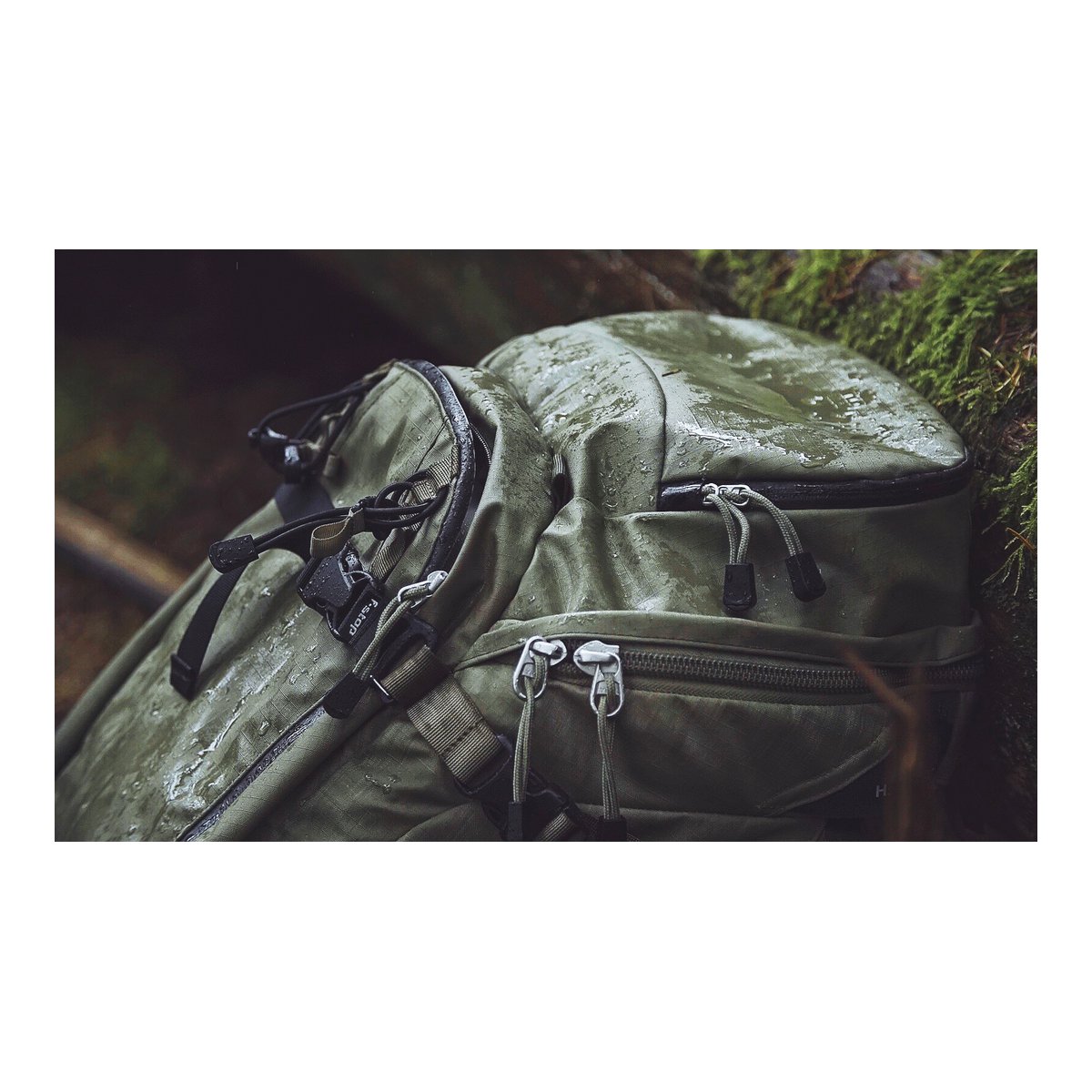 F-Stop Sukha Anthrazit (Schwarz) - DETAILANSICHT: Wasserabweisender olivgrüner Rucksack mit Regentropfen und Reißverschlüssen. F-Stop Sukha Anthrazit (Schwarz) - DETAILANSICHT: Wasserabweisender olivgrüner Rucksack mit Regentropfen und Reißverschlüssen.