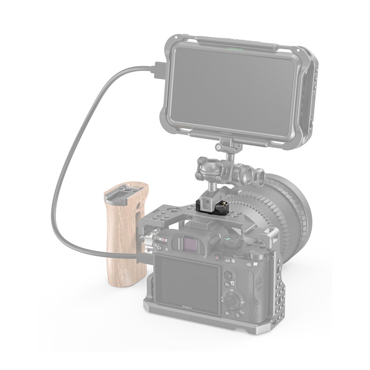 SmallRig 2501B NATO Rail mit ARRI Locating Stift 35 mm - Anwendungsbeispiel: Monitor auf Kamerakäfig mit Holzgriff montiert