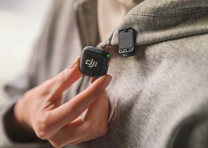 DJI Mic 3 Sender mit Magnetclip an Kleidung befestigt