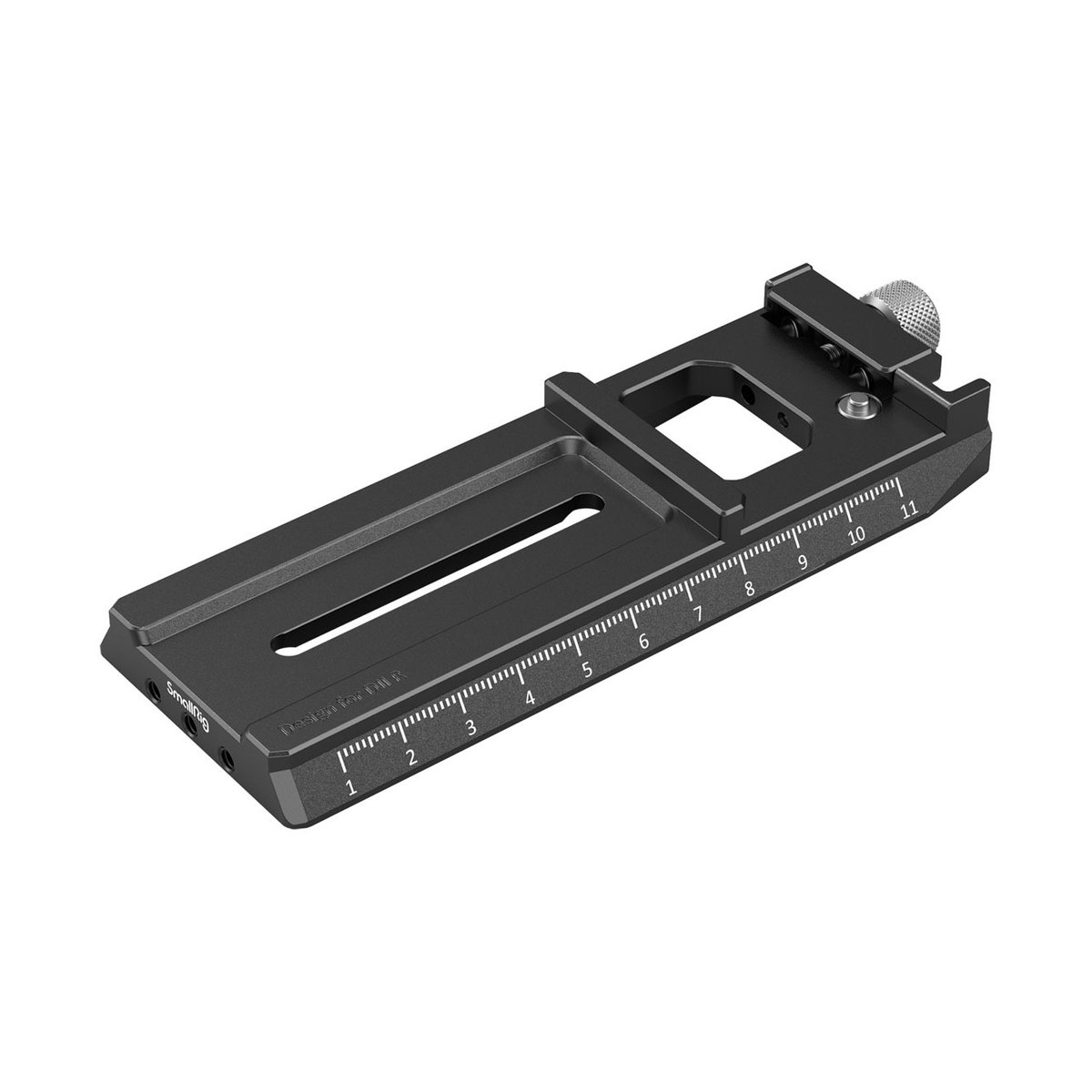 SmallRig 3061 Schnellwechselplatte mit Arca-Swiss für DJI RS2/RSC2 - Schräge Ansicht der schwarzen SmallRig Kamera-Einstellplatte mit Fokus-Schiene und Skala.