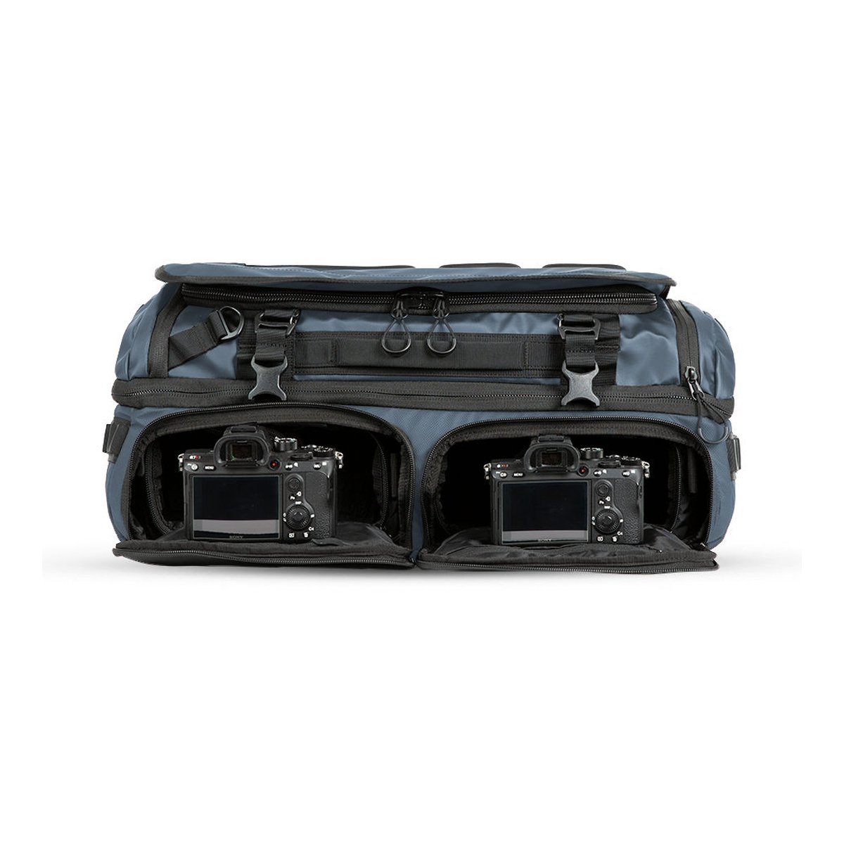 WANDRD HEXAD ACCESS DUFFEL Aegean Blue Photo Bundle Duo + FREE Sling Strap - Kameratasche, Frontansicht: Offene Fächer mit zwei verstauten Kameras.
