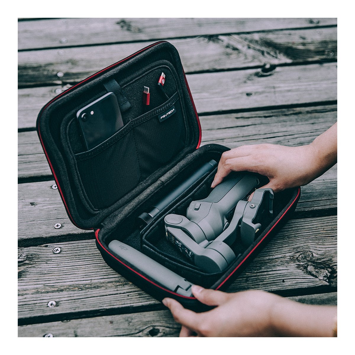 PGYTECH Osmo Pocket Carrying Case - Detailansicht: Innenraum des geöffneten Transportkoffers mit Gimbal, Smartphone und Zubehör.
