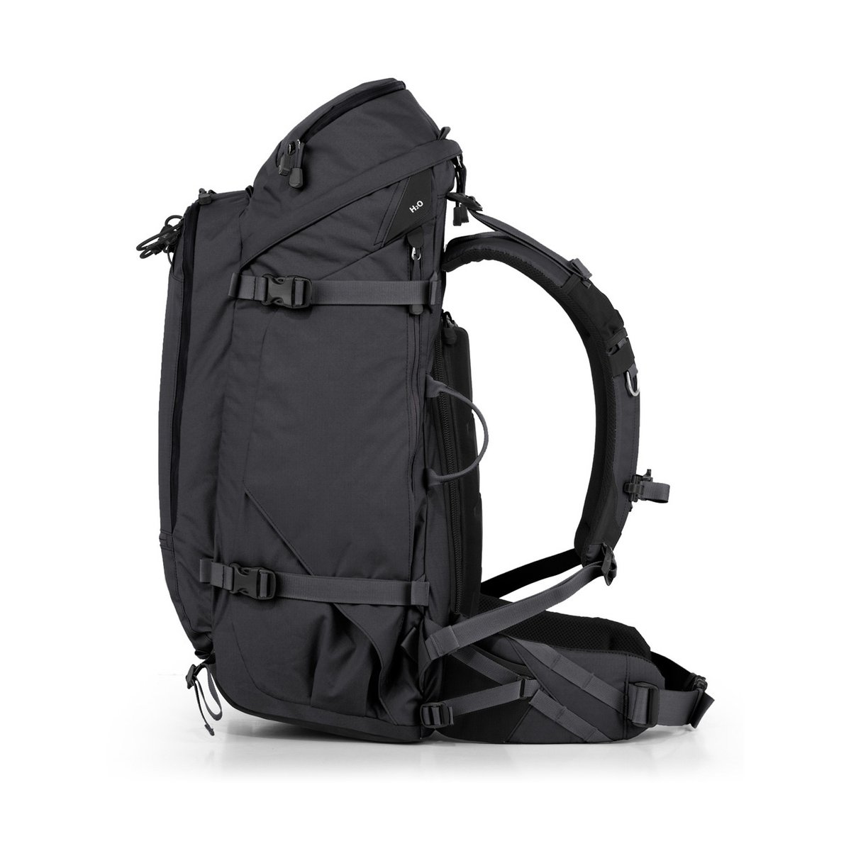 F-Stop Sukha Anthrazit (Schwarz) - Seitenansicht des Rucksacks in Dunkelgrau, Fokus auf Tragesystem und Kompressionsriemen F-Stop Sukha Anthrazit (Schwarz) - Seitenansicht des Rucksacks in Dunkelgrau, Fokus auf Tragesystem und Kompressionsriemen