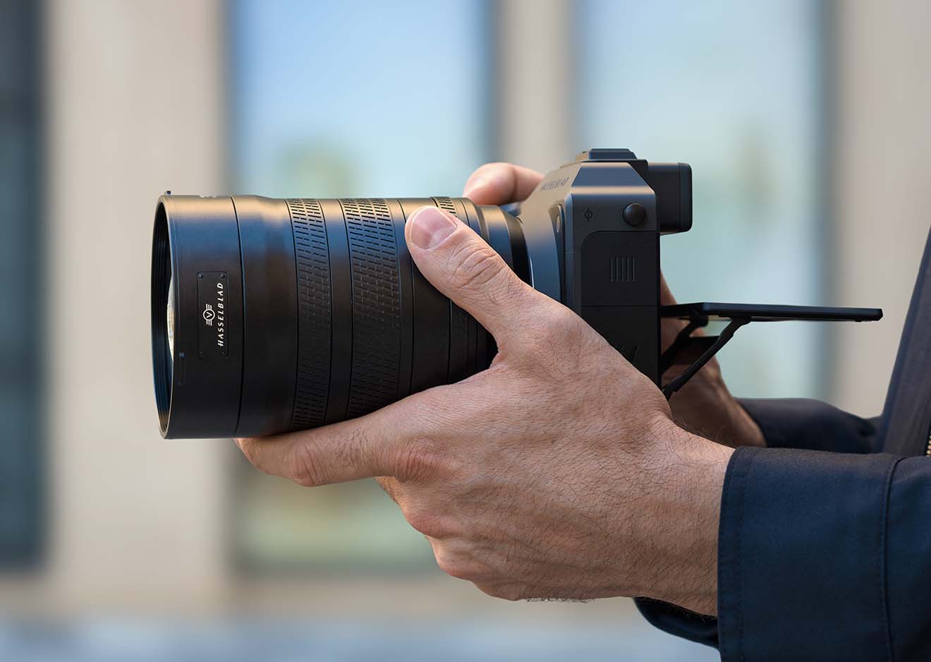 Hasselblad X2D II 100C mit XCD 35-100E Hasselblad X2D II 100C mit XCD 35-100E Objektiv und ausgeklapptem 3,6 Zoll OLED-Touchscreen