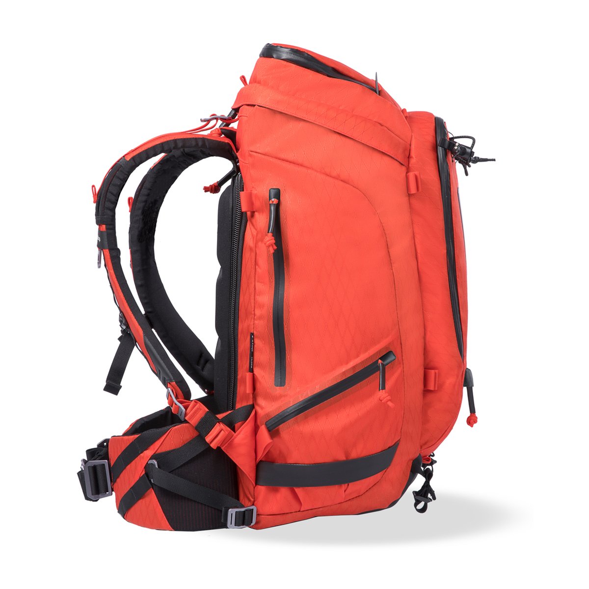 F-Stop DuraDiamond Tilopa - Magma - Seitenansicht des orangefarbenen Rucksacks, zeigt gepolsterte Schultergurte und Seitentaschen.