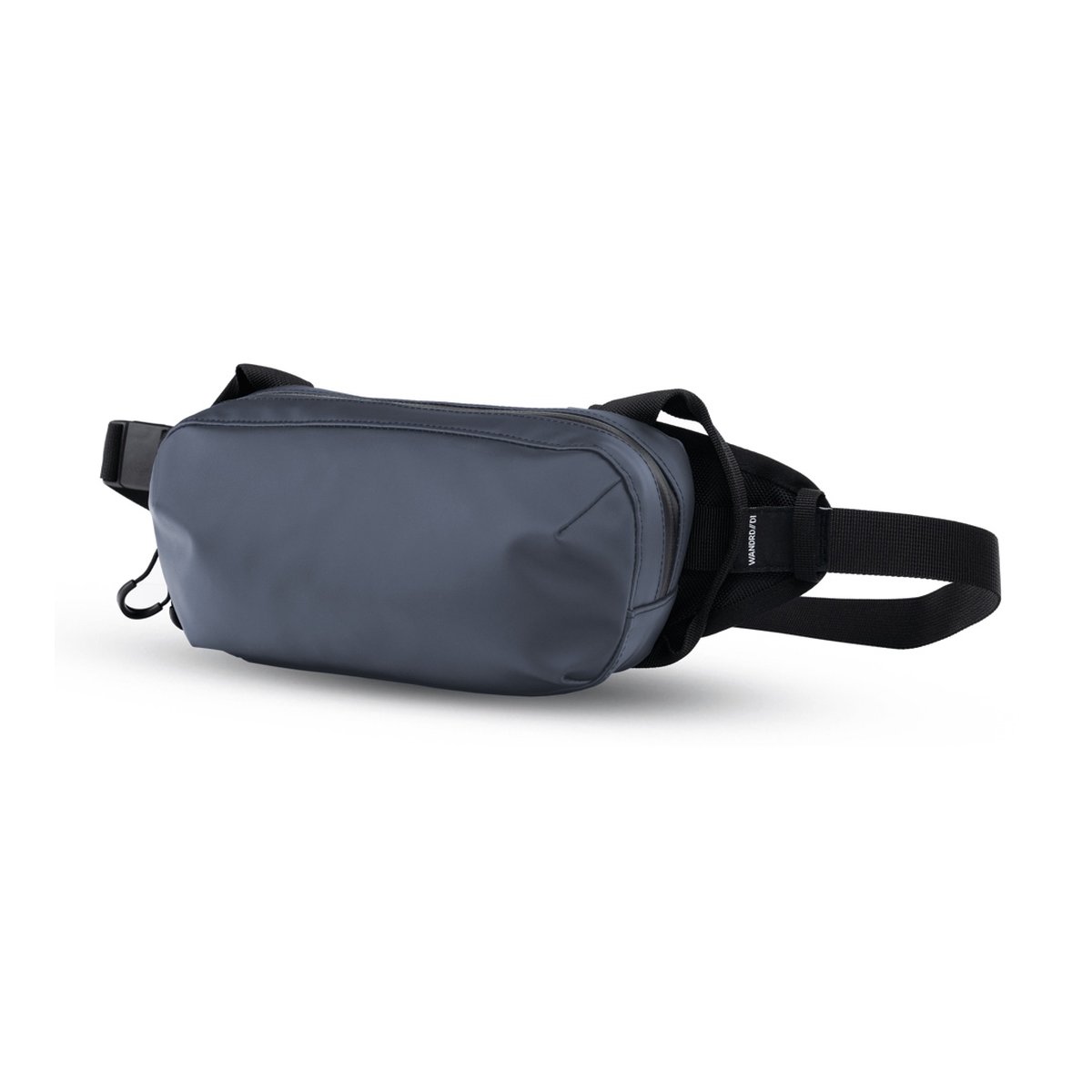 WANDRD D1 Fanny Pack Aegean Blue V2 - Schrägansicht einer dunkelgrauen Bauchtasche auf weißem Hintergrund. WANDRD D1 Fanny Pack Aegean Blue V2 - Schrägansicht einer dunkelgrauen Bauchtasche auf weißem Hintergrund.