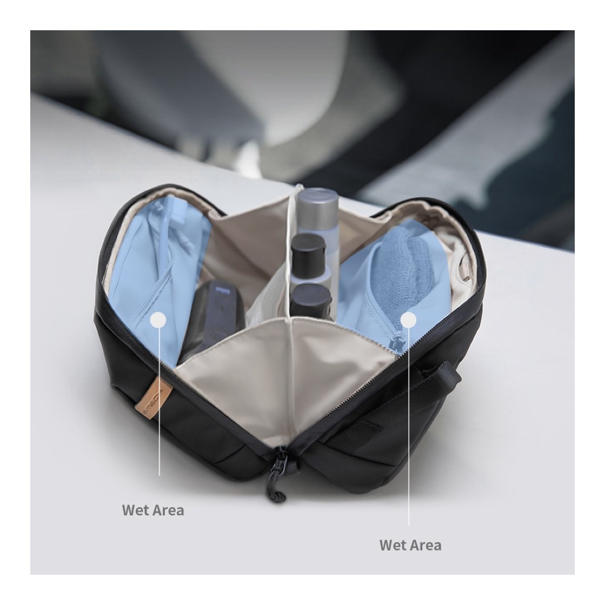 PGYTECH Wash Pouch(Twilight Black) - Detailansicht: Offener Kulturbeutel mit Innenfächern und zwei markierten Nassbereichen.