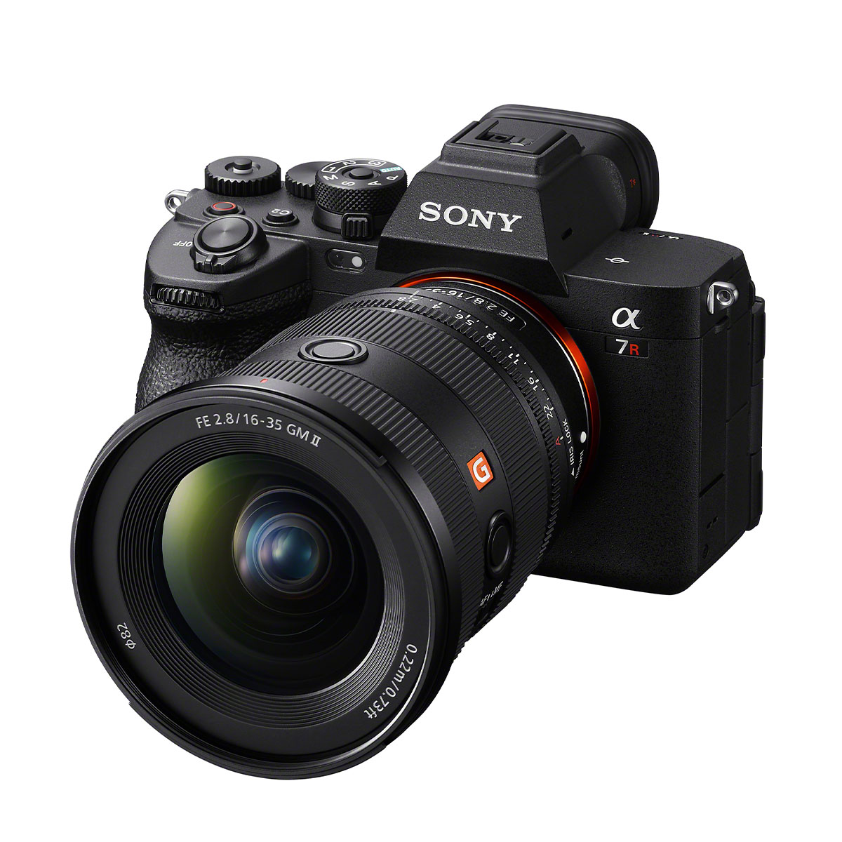 Das Sony 16-35 mm 1:2,8 GM II an einer Sony Alpha Kamera angebracht und seitlich von vorne fotografiert