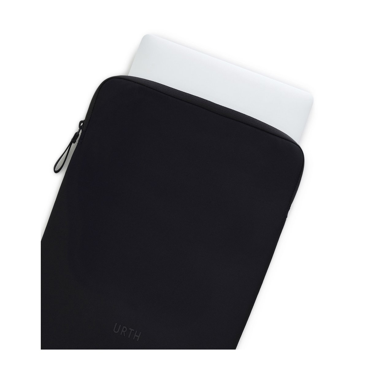 Urth Naos 13/14" Laptoptasche (Schwarz) - Anwendungsbeispiel der schwarzen Laptophülle mit Laptop.