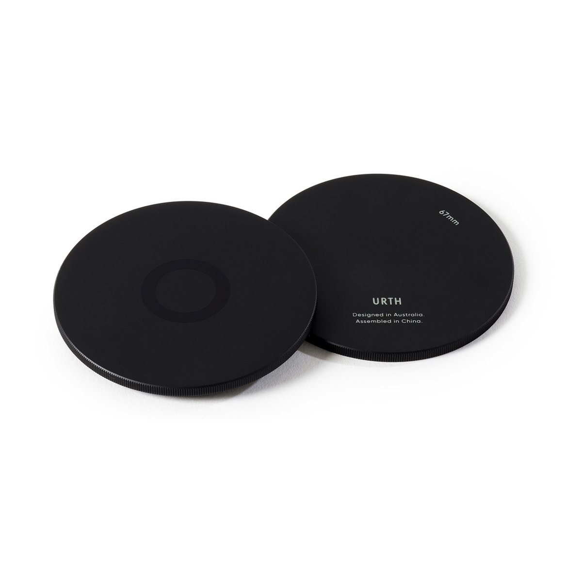 Urth 67mm Objektivfilterkappen - Lieferumfang: Zwei schwarze Urth Kamerafilter, einer mit "67mm" Beschriftung, der andere mit konzentrischer Musterung.