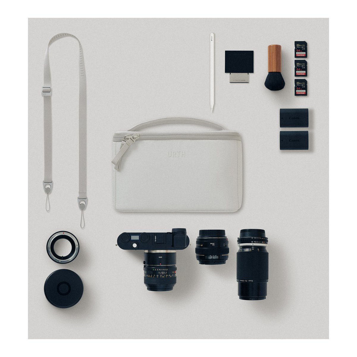 Urth Arkose Camera Insert (Grün) - Lieferumfang: Kameratasche, Kamera, Objektive und Zubehör auf weißem Hintergrund ausgelegt. Urth Arkose Camera Insert (Grün) - Lieferumfang: Kameratasche, Kamera, Objektive und Zubehör auf weißem Hintergrund ausgelegt.