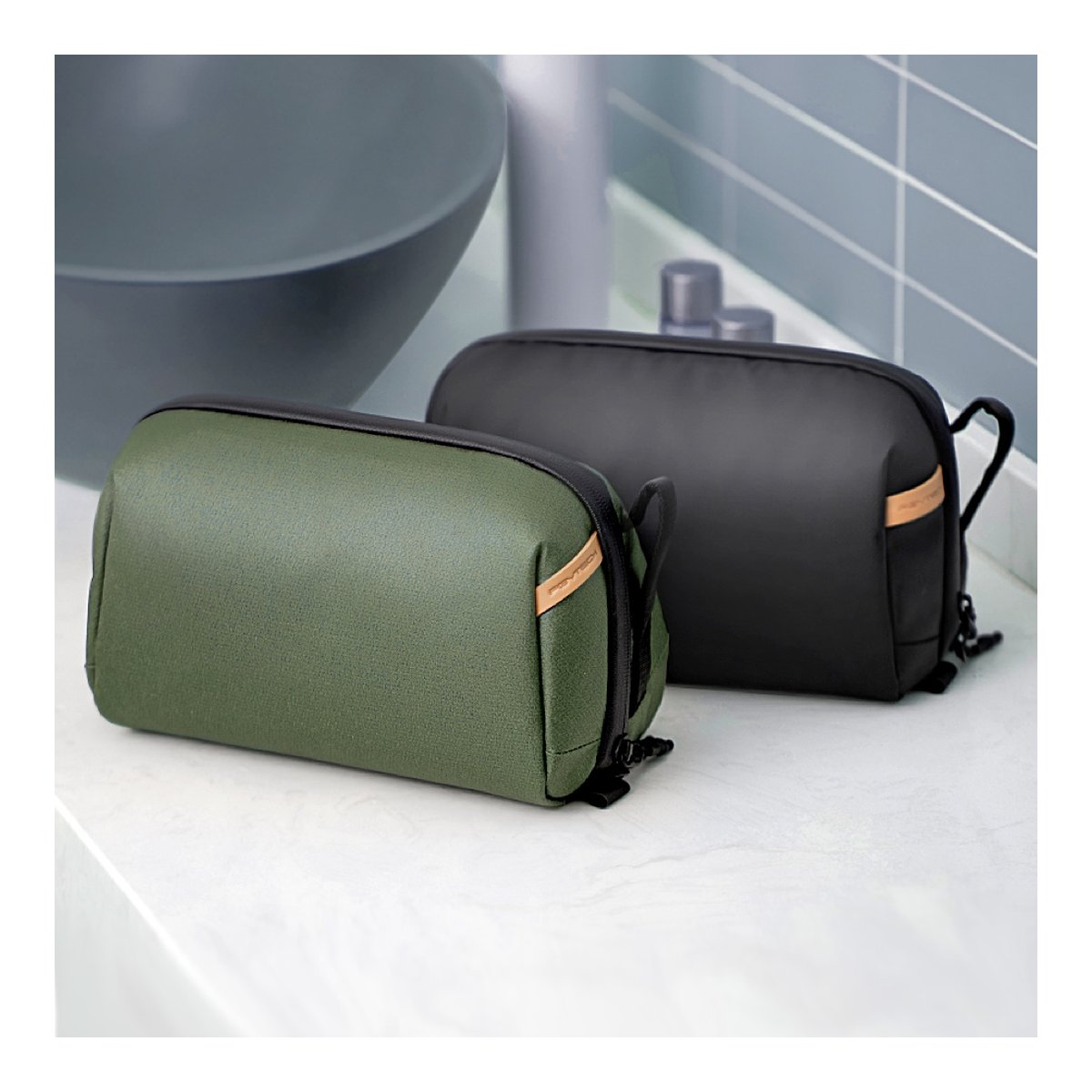 PGYTECH Wash Pouch(Twilight Black) - Anwendungsbeispiel: Grüner und schwarzer Kulturbeutel auf Badablage.