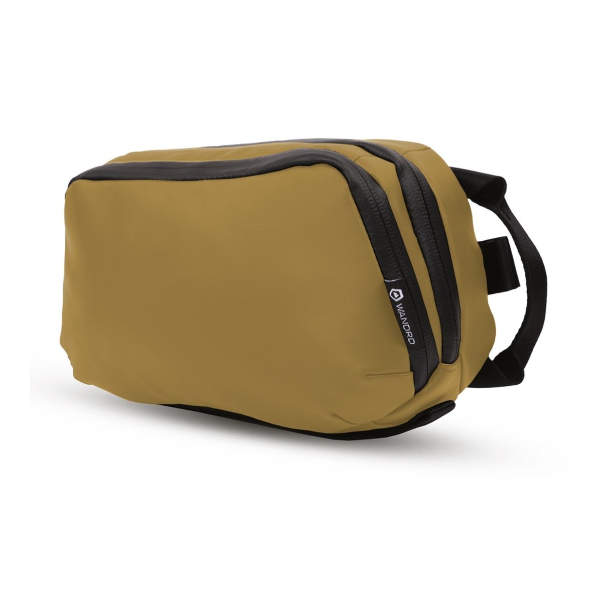 WANDRD Tech Bag Large Dallol Yellow - Schräge Vorderansicht: Braune Reisetasche mit zwei Reißverschlussfächern und Logo